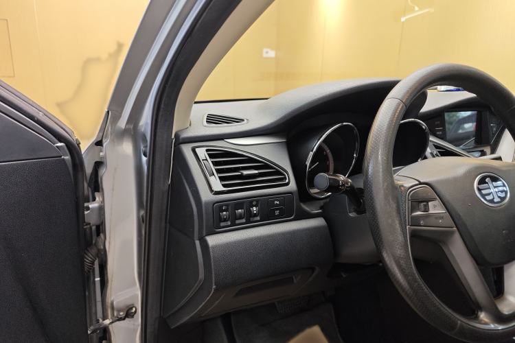 Used Bestune B70 2014 2.0L automatic luxury version Interior 3