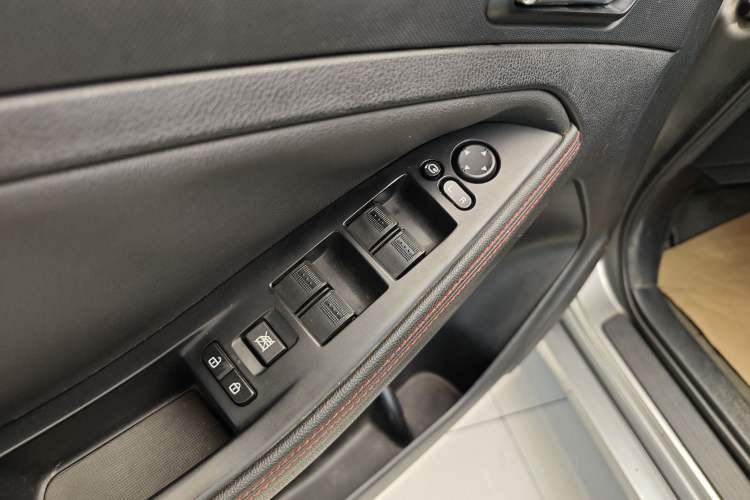 Used Bestune B70 2014 2.0L automatic luxury version Interior 5