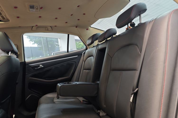 Used Bestune B70 2014 2.0L automatic luxury version Interior 8