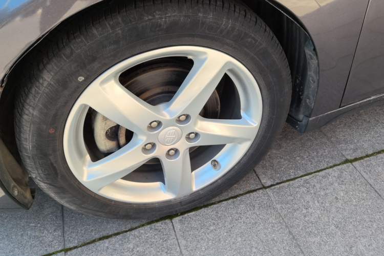 Used Bestune B70 2014 2.0L automatic luxury version Left Front Wheel Hub