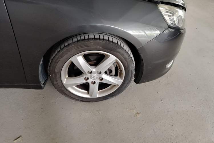 Used Bestune B70 2014 2.0L automatic comfort version Right Front Wheel Hub