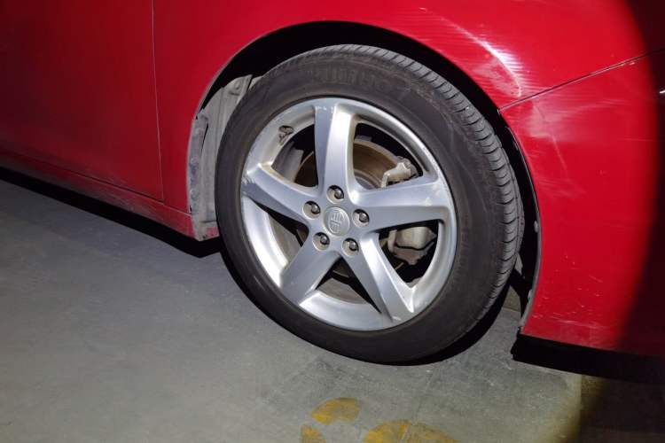 Used Bestune B70 2014 2.0L automatic luxury version Right Front Wheel Hub