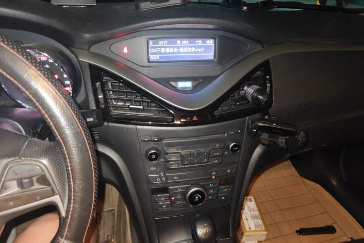 Used Bestune B70 2014 2.0L automatic luxury version Audio And AC Panel