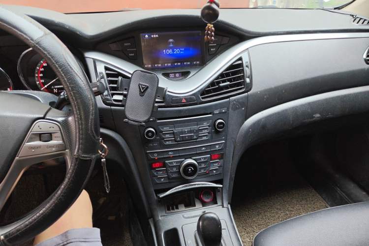 Used Bestune B70 2014 2.0L automatic luxury version Audio And AC Panel