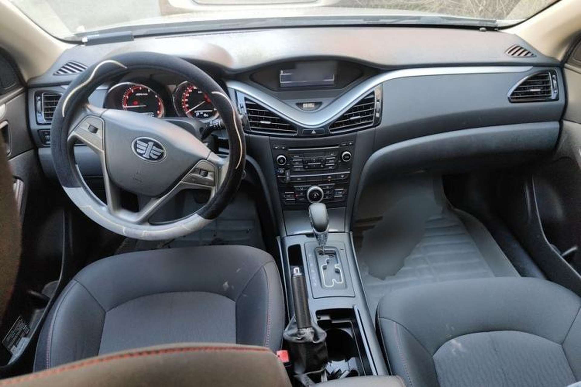 Used Bestune B70 2014 2.0L automatic comfort version Center Console