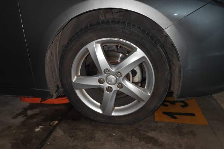 Used Bestune B70 2014 2.0L automatic luxury version Right Front Wheel Hub
