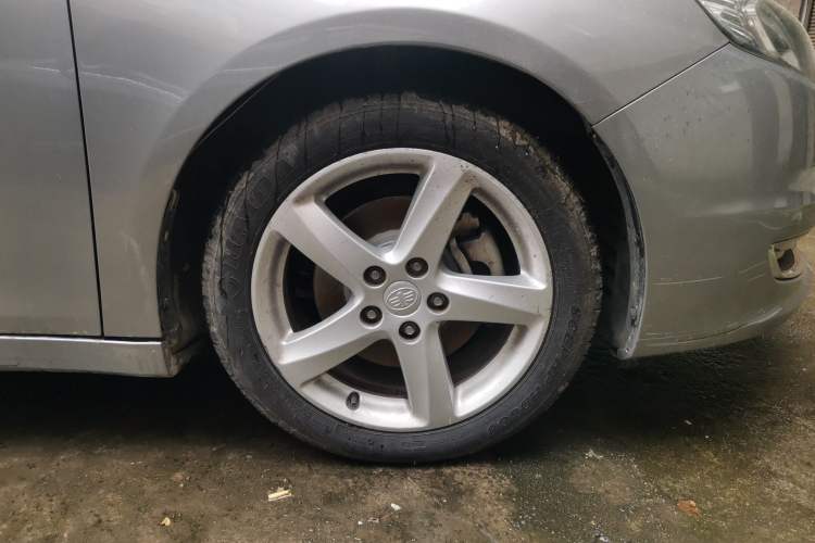 Used Bestune B70 2014 2.0L automatic luxury version Right Front Wheel Hub