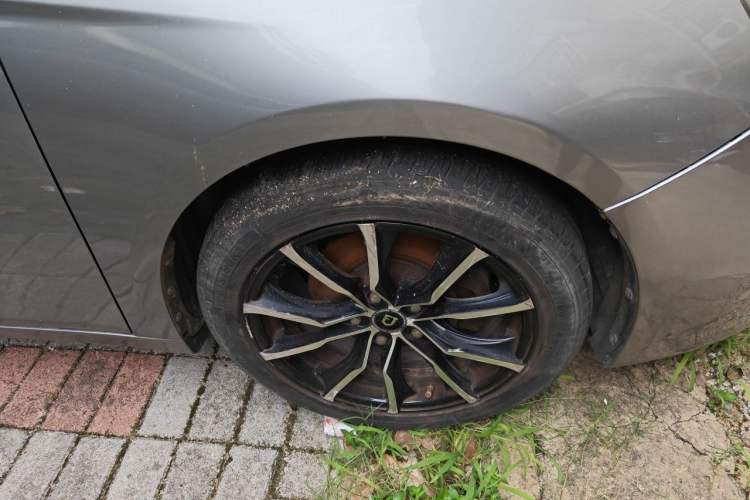 Used Bestune B70 2014 2.0L automatic luxury version Right Front Wheel Hub