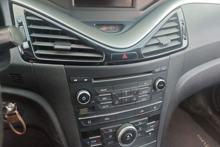 Used Bestune B70 2014 2.0L automatic luxury version Audio And AC Panel