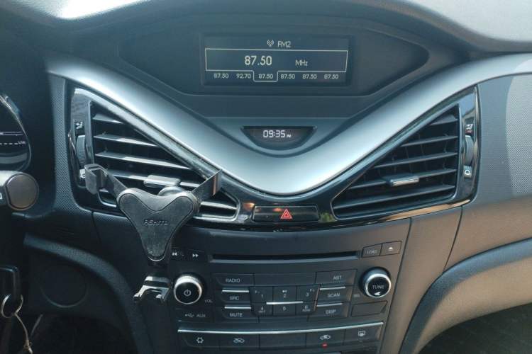 Used Bestune B70 2014 2.0L manual luxury version Audio And AC Panel