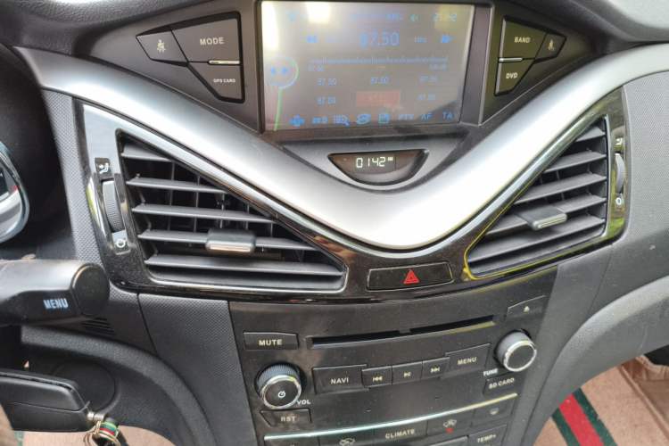 Used Bestune B70 2014 2.0L automatic luxury version Audio And AC Panel