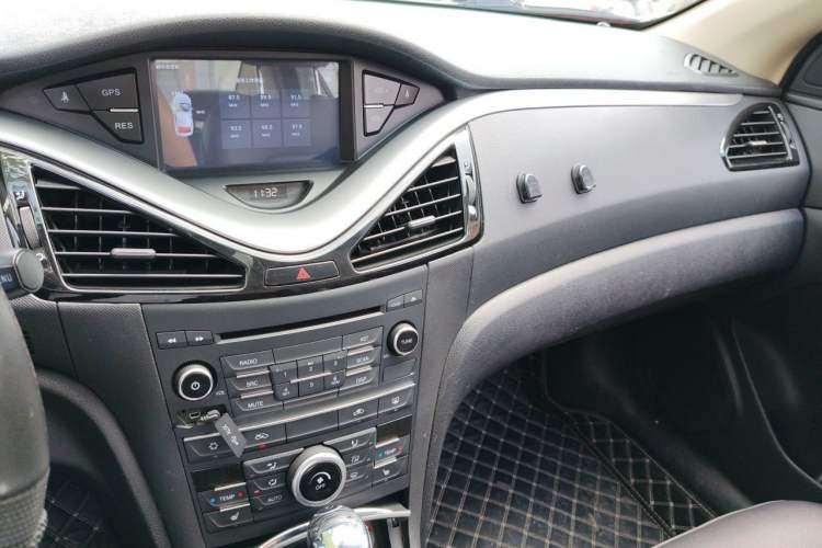 Used Bestune B70 2014 2.0L automatic luxury version Audio And AC Panel