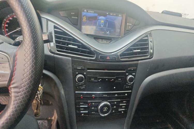 Used Bestune B70 2014 2.0L manual luxury version Audio And AC Panel