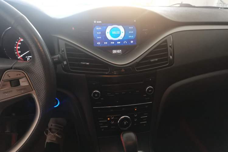 Used Bestune B70 2014 2.0L automatic luxury version Audio And AC Panel