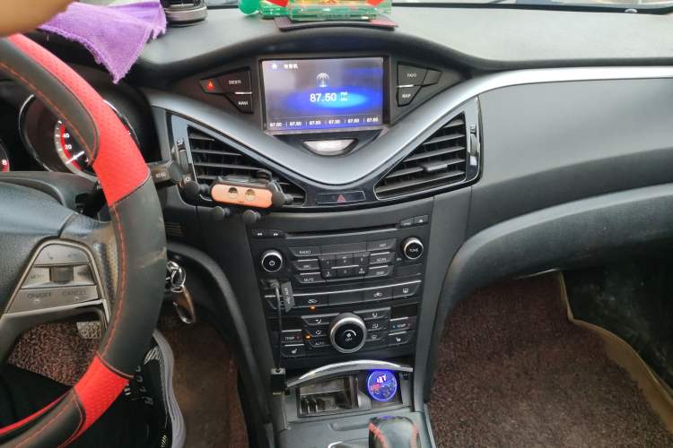 Used Bestune B70 2014 2.0L manual luxury version Audio And AC Panel