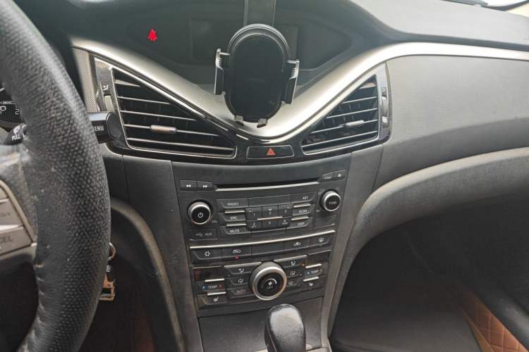 Used Bestune B70 2014 2.0L automatic luxury version Audio And AC Panel