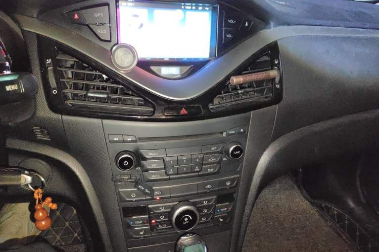 Used Bestune B70 2014 2.0L automatic luxury version Audio And AC Panel