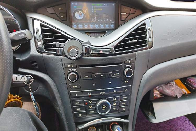 Used Bestune B70 2014 2.0L manual luxury version Audio And AC Panel
