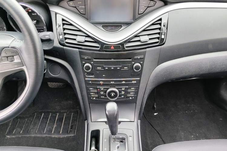 Used Bestune B70 2014 2.0L automatic luxury version Audio And AC Panel