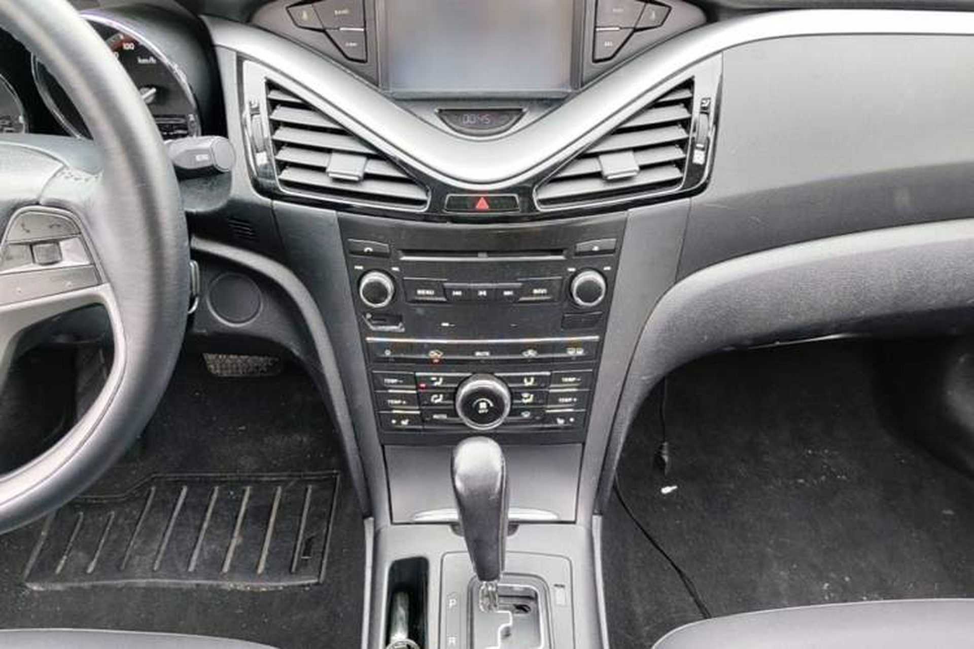 Used Bestune B70 2014 2.0L automatic luxury version Audio And AC Panel