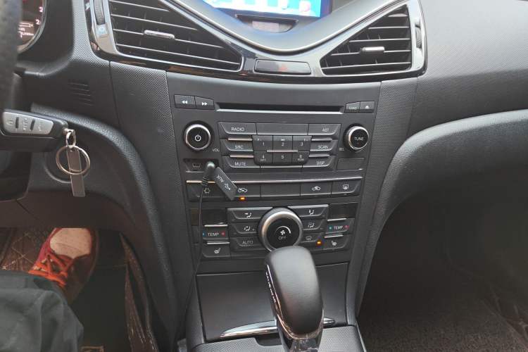 Used Bestune B70 2014 2.0L automatic luxury version Audio And AC Panel