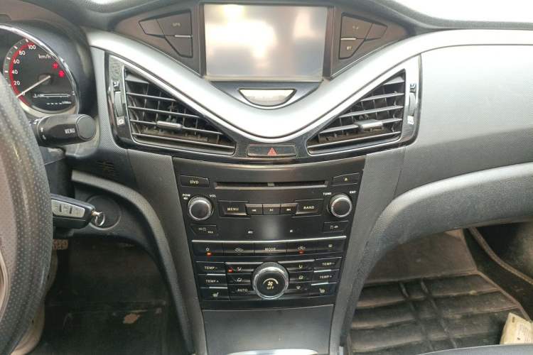 Used Bestune B70 2014 2.0L manual luxury version Audio And AC Panel