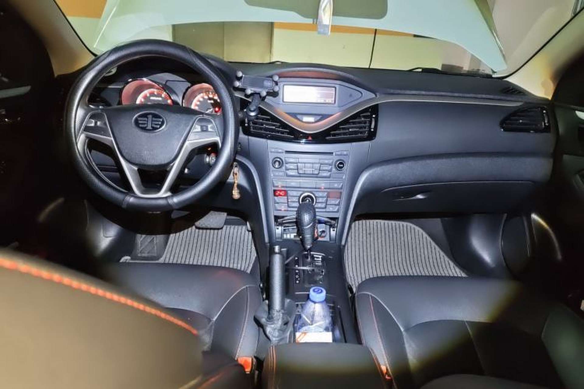 Used Bestune B70 2014 2.0L automatic luxury version Center Console