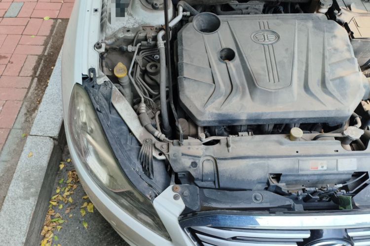 Used Bestune B70 2014 2.0L automatic luxury version Engine Bay Right
