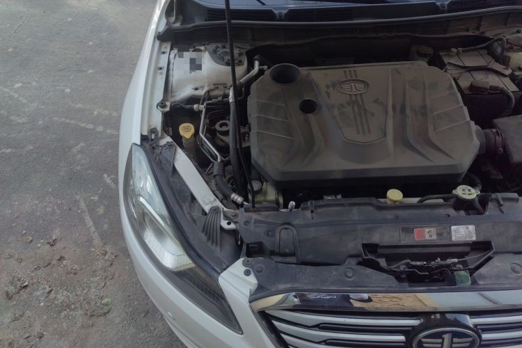 Used Bestune B70 2014 2.0L manual luxury version Engine Bay Right