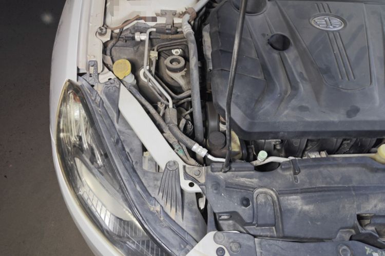 Used Bestune B70 2014 2.0L automatic luxury version Engine Bay Right
