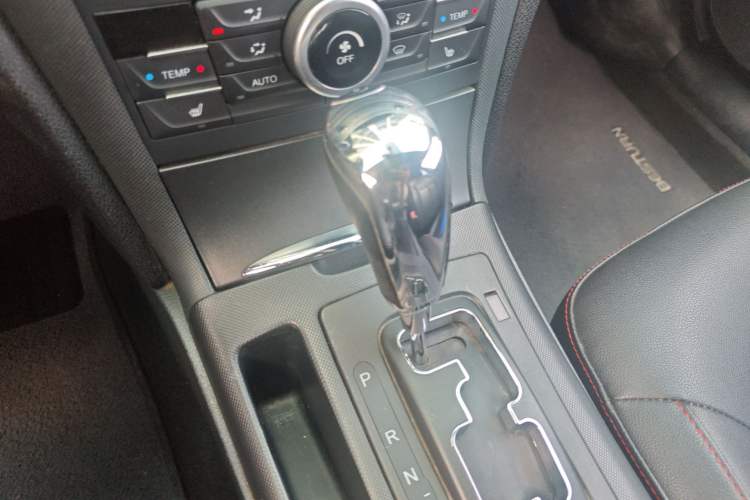 Used Bestune B70 2014 2.0L automatic luxury version Gear Lever