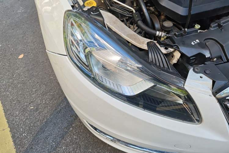 Used Bestune B70 2014 2.0L automatic comfort version Right Front Headlight
