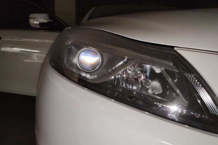 Used Bestune B70 2014 2.0L automatic luxury version Right Front Headlight