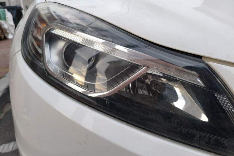 Used Bestune B70 2014 2.0L automatic comfort version Right Front Headlight