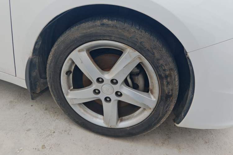Used Bestune B70 2014 2.0L automatic comfort version Right Front Wheel Hub