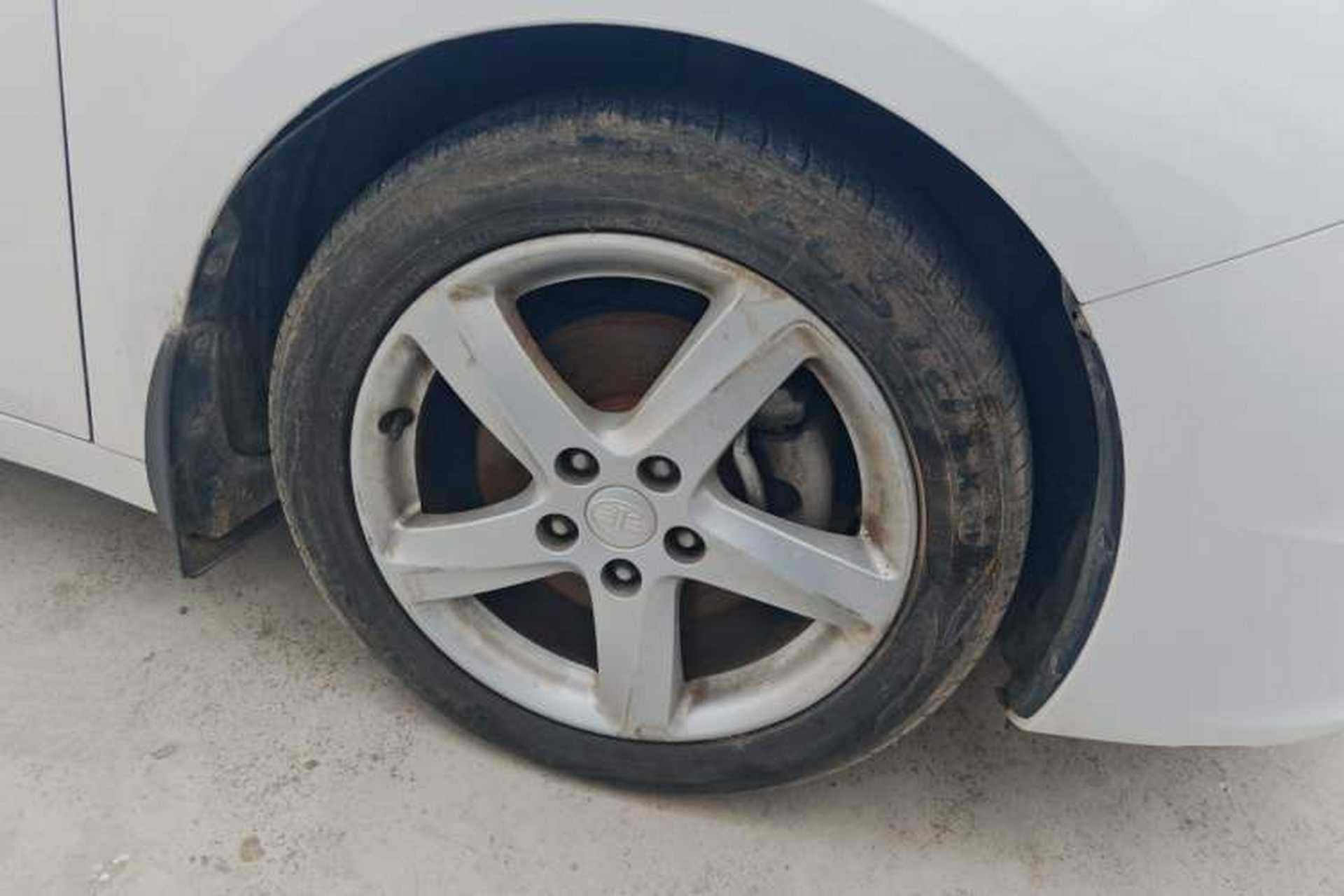 Used Bestune B70 2014 2.0L automatic comfort version Right Front Wheel Hub