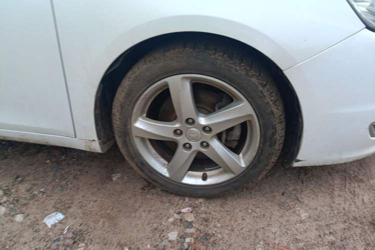 Used Bestune B70 2014 2.0L automatic luxury version Right Front Wheel Hub