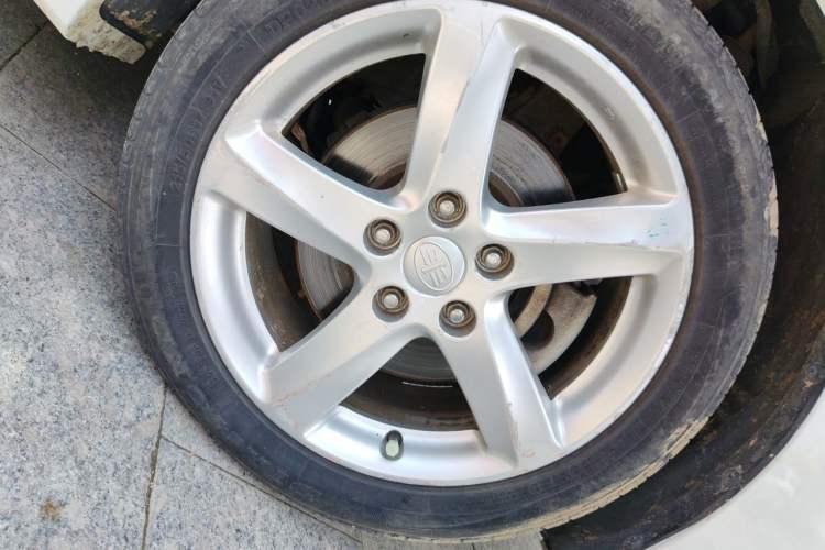 Used Bestune B70 2014 2.0L automatic luxury version Right Front Wheel Hub