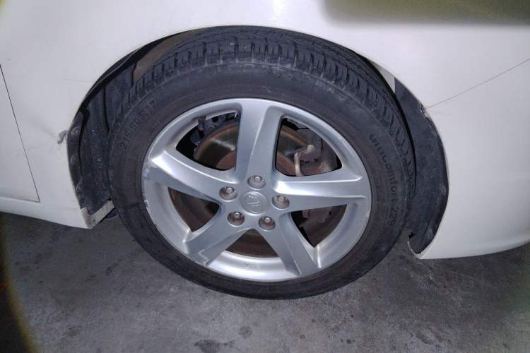 Used Bestune B70 2014 2.0L automatic luxury version Right Front Wheel Hub