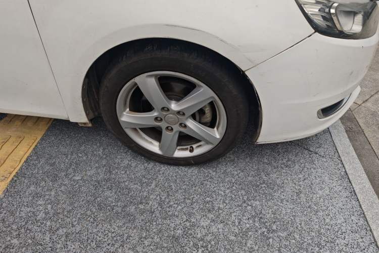 Used Bestune B70 2014 2.0L automatic comfort version Right Front Wheel Hub