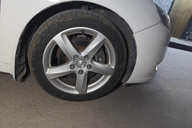 Used Bestune B70 2014 2.0L automatic luxury version Right Front Wheel Hub