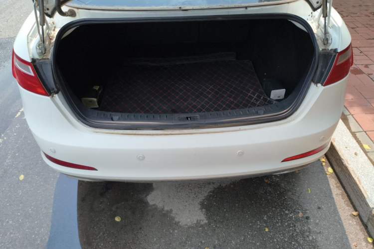 Used Bestune B70 2014 2.0L automatic luxury version Trunk