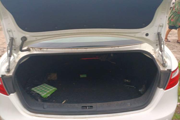 Used Bestune B70 2014 2.0L automatic luxury version Trunk
