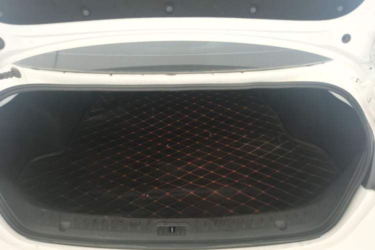 Used Bestune B70 2014 2.0L automatic luxury version Trunk