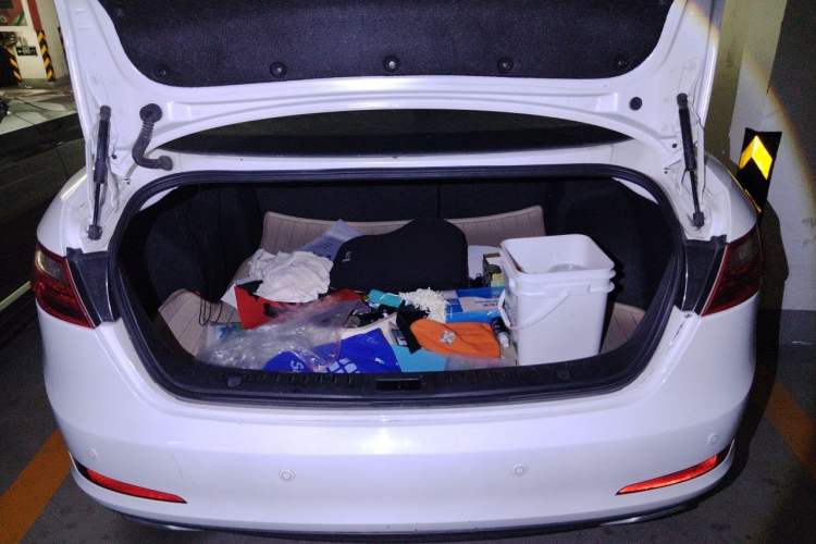 Used Bestune B70 2014 2.0L automatic luxury version Trunk