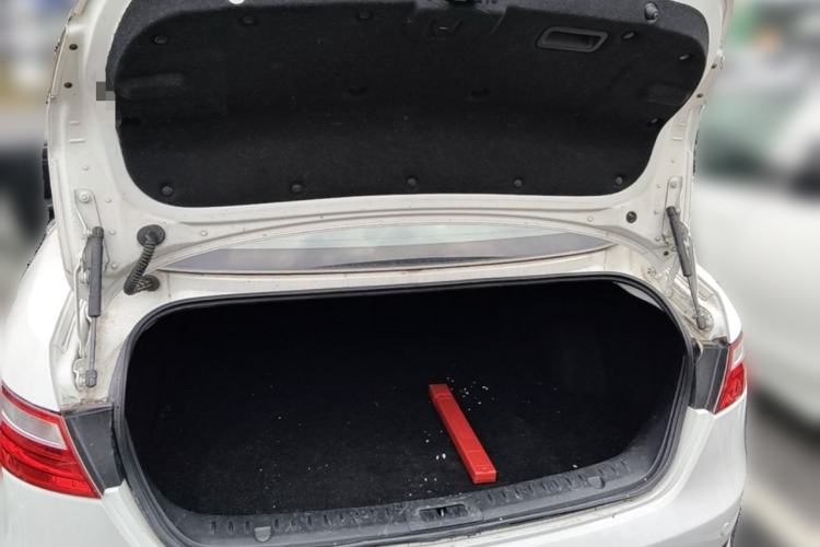 Used Bestune B70 2014 2.0L automatic luxury version Trunk