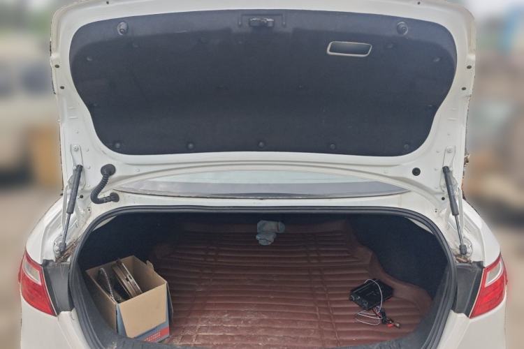 Used Bestune B70 2014 2.0L automatic luxury version Trunk