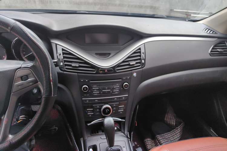 Used Bestune B70 2016 2.0L Automatic Luxury Model Audio And AC Panel