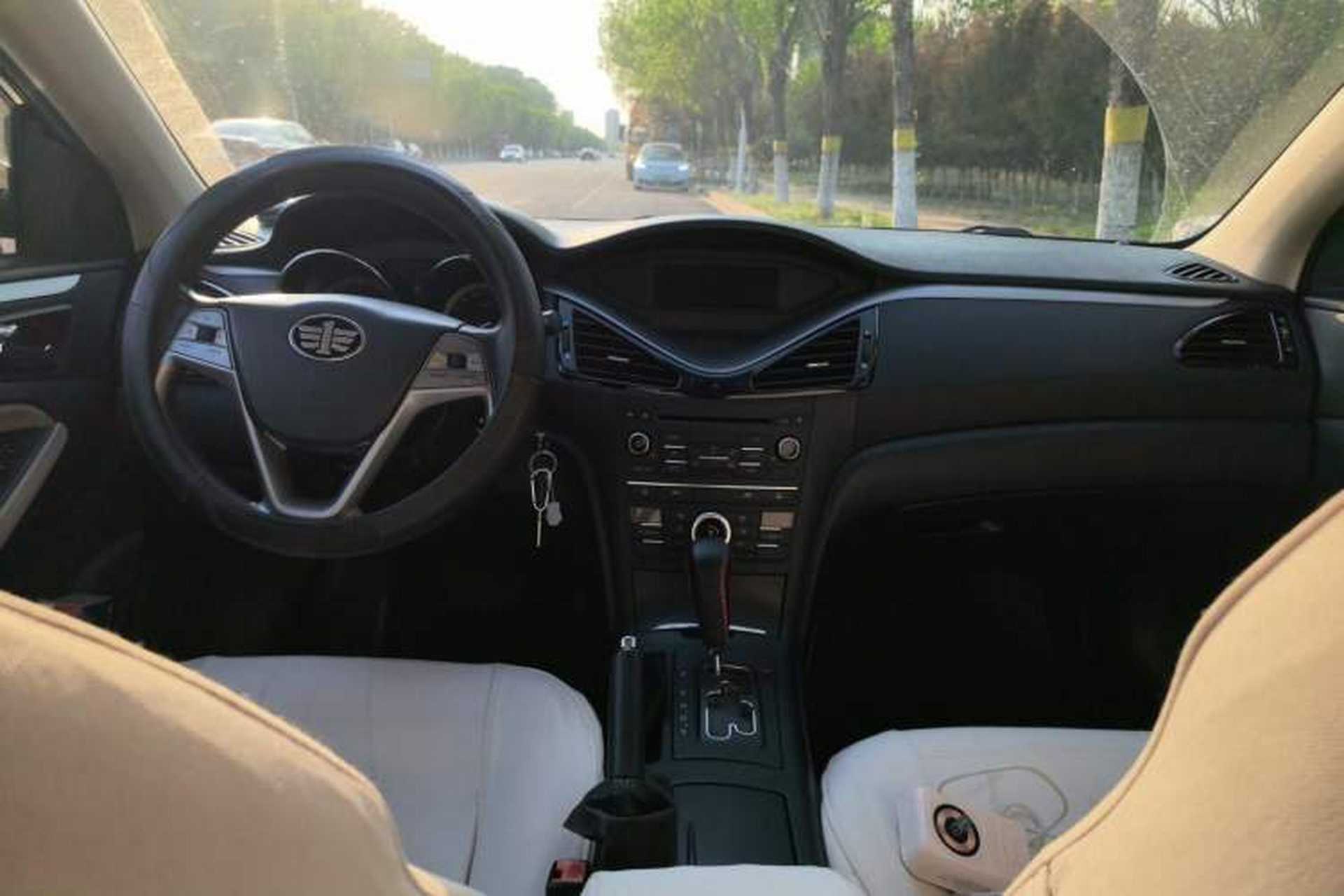Used Bestune B70 2016 2.0L Automatic 10th Anniversary Edition Center Console