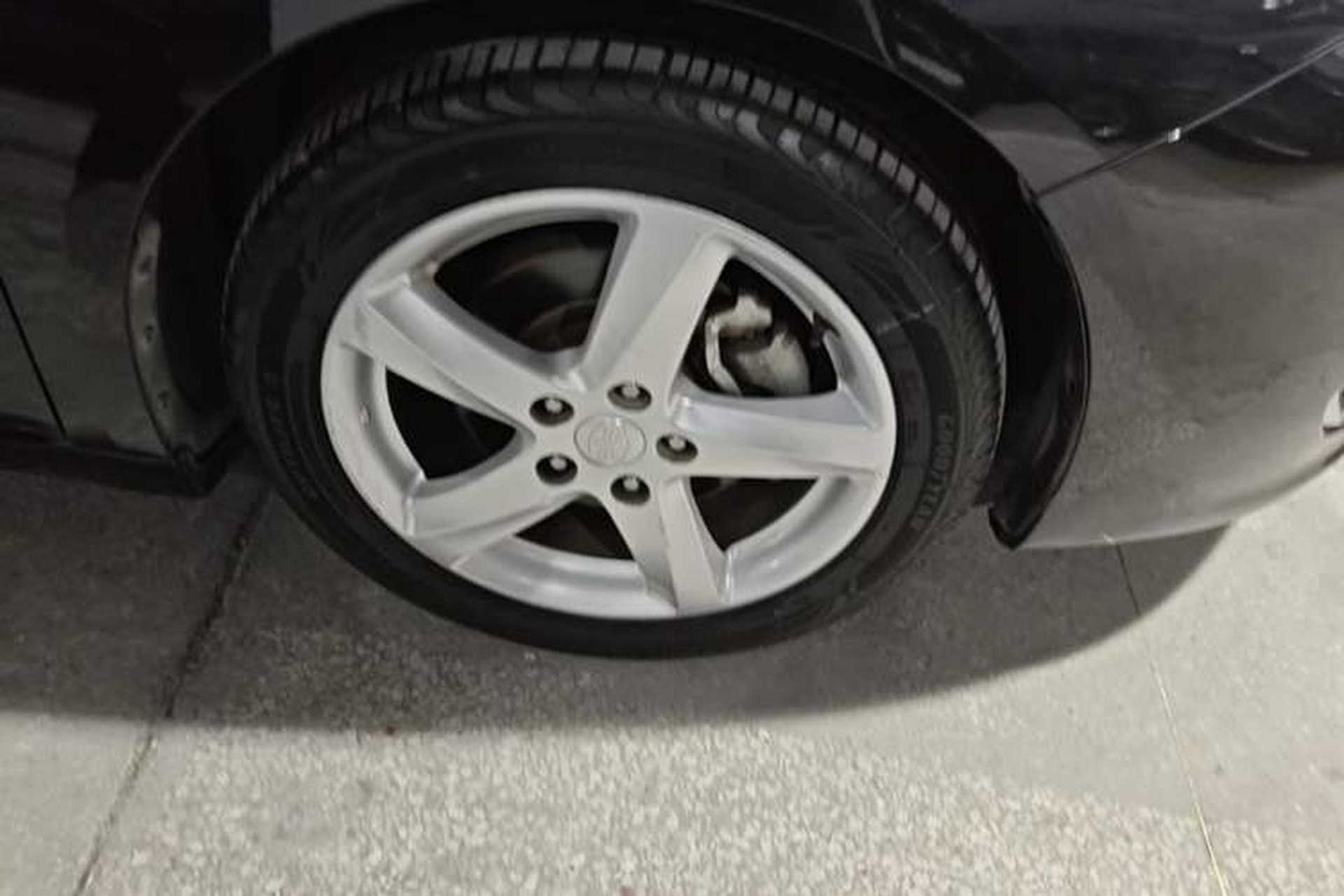 Used Bestune B70 2016 2.0L Automatic 10th Anniversary Edition Right Front Wheel Hub